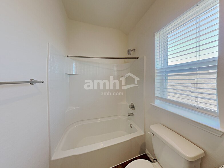 Building Photo - 207 Pebble Creek Run