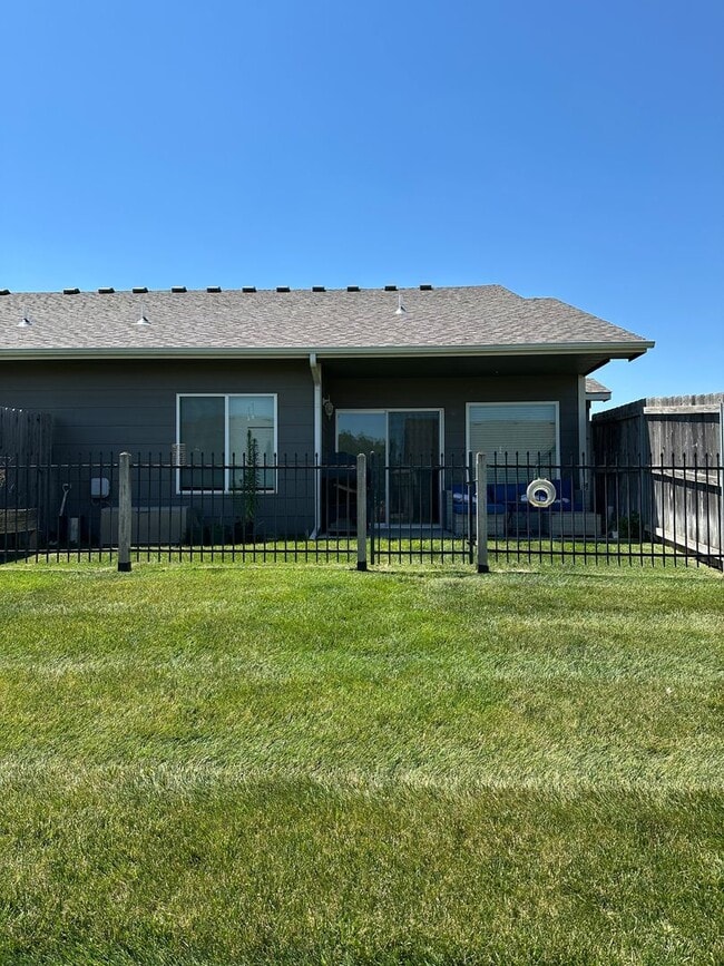 Building Photo - 3 bedroom 2 bath Duplex at 53rd & Meridian