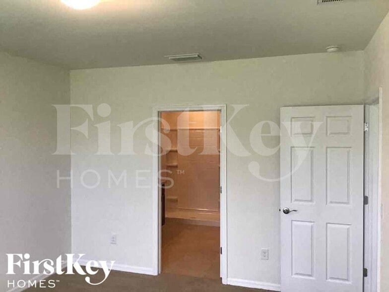 Building Photo - 2018 SW 19th Pl