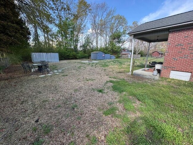 Building Photo - 4 bedroom 3 Bath Home