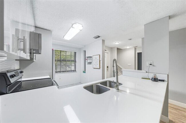 Building Photo - 214 City View Dr