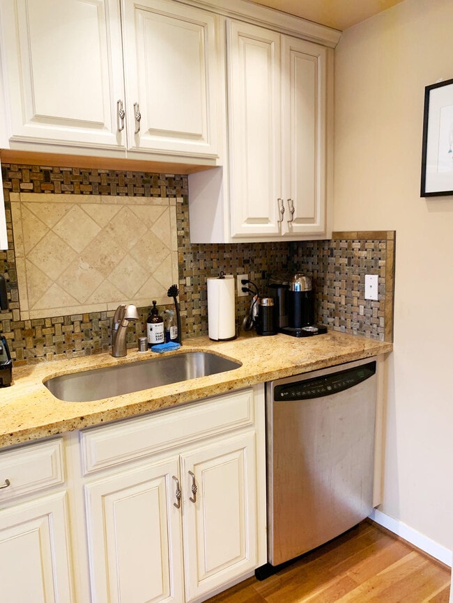 Building Photo - The Dakota Condominiums - 1 bedroom