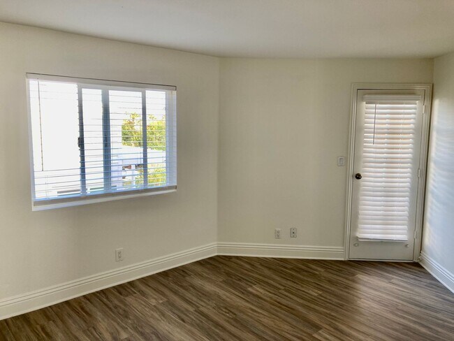Building Photo - Upcoming!! 2 Bed/1 Bath Condo Apt.  Blocks...