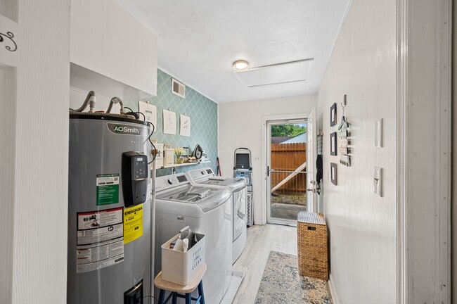 Building Photo - 4399 Hialeah Dr