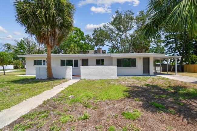 Building Photo - 695 Sunset Dr
