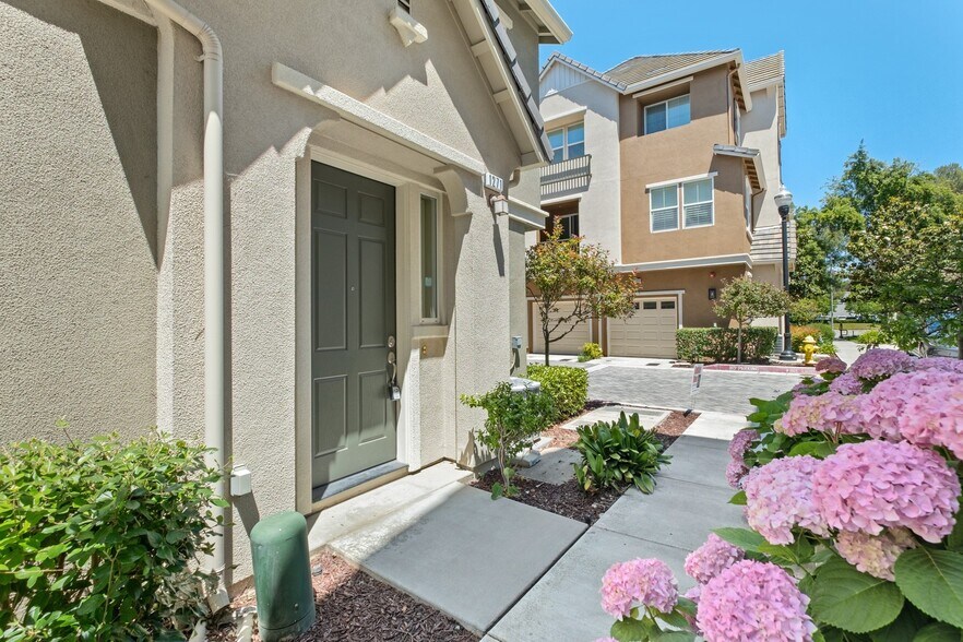 Building Photo - 1271 Westbury Dr