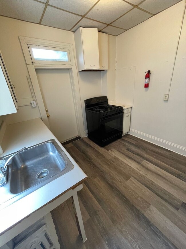 Building Photo - 643 Lincoln St