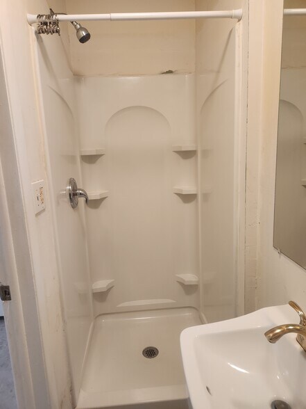 Shower - 61 E Oakland Ave
