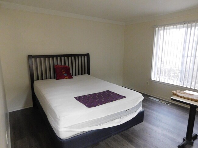 Building Photo - 448 N Fox Hills Dr