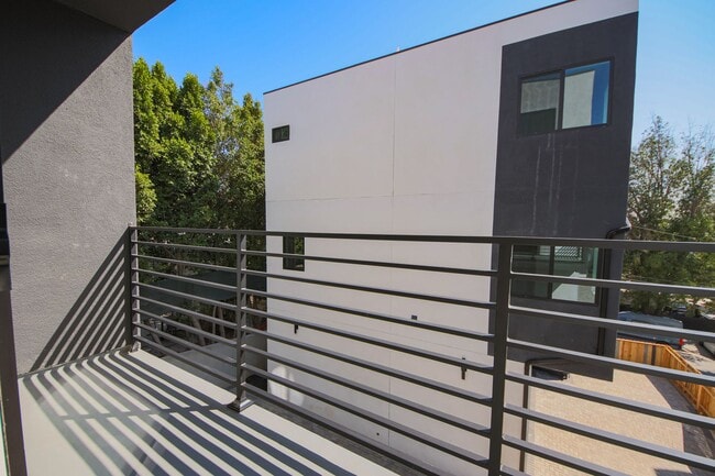 Building Photo - Ultra-Luxury Brand New 2 bed/2.5 bath and ...