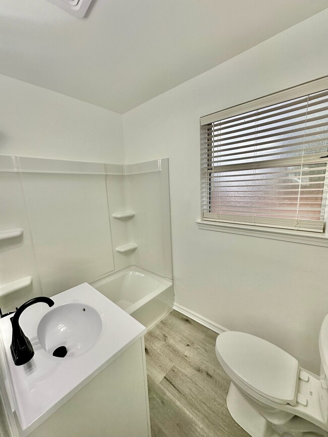 Building Photo - 303 Smith Dr NE