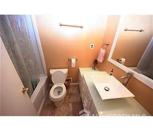 Building Photo - 24 Riverbend Dr