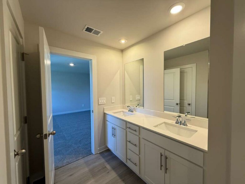 Building Photo - 3927 Northbrook Dr