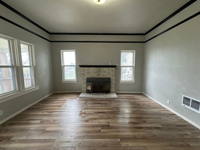 Building Photo - 1010 E 8th St