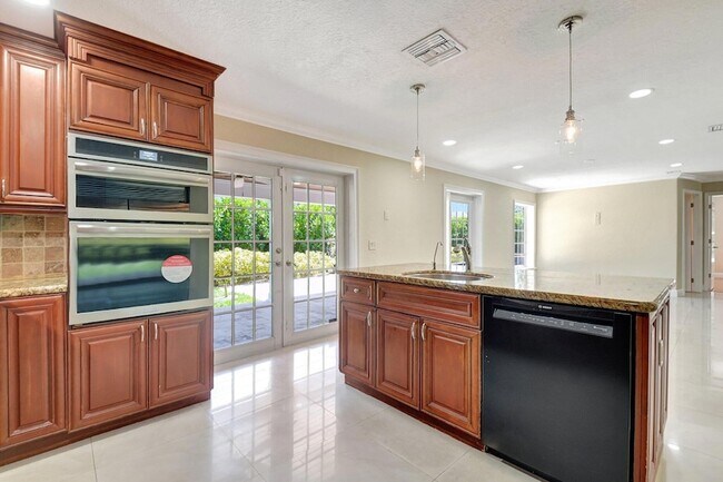 Building Photo - 4610 Pine Tree Dr