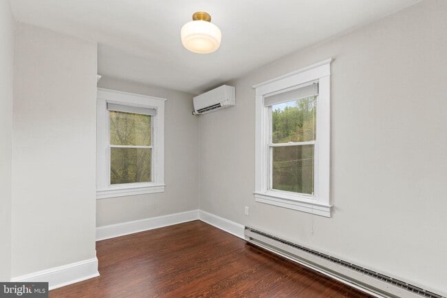 Building Photo - 201 Kenwood Ave