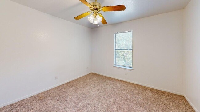 Building Photo - 204 W Truman Ave