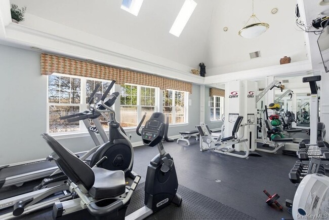 Building Photo - 305 Glenwood Dr