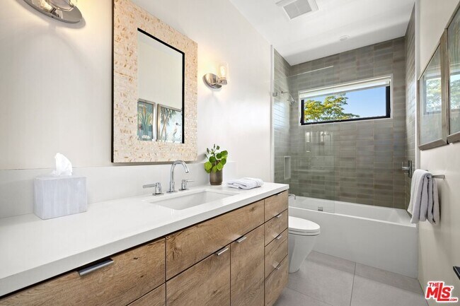 Building Photo - 2652 Byron Pl