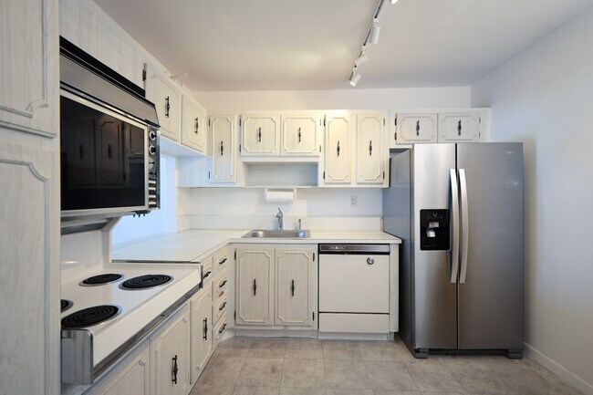 Building Photo - 6900 Bay Dr