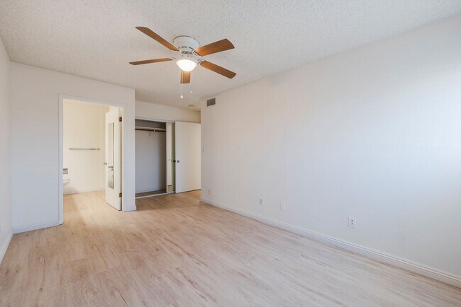 Building Photo - Beautiful remodeled 2 bed 2 bath townhome ...