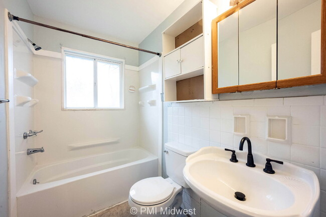 Building Photo - "Charming 2-Bed Duplex Gem on North Leland...