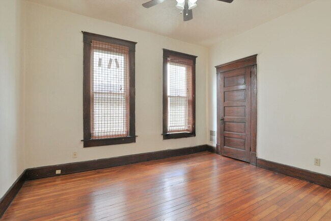 Building Photo - 4 Bedroom , 2 Bath Newly Renovated Townhouse - Right off of High St - FREE Washer / Dryer and Off...