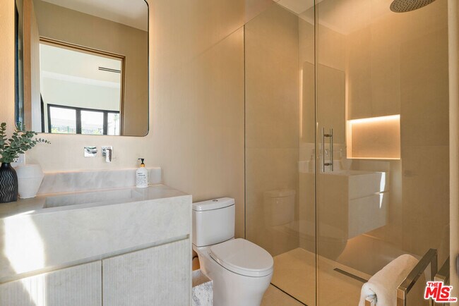 Building Photo - 1130 N Poinsettia Pl