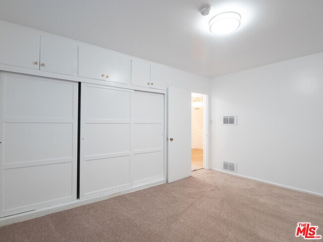 Building Photo - 422 Arnaz Dr