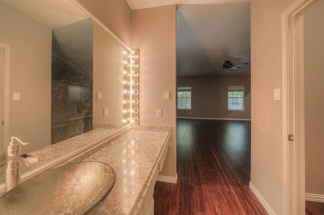 Building Photo - 17583 Red Oak Dr