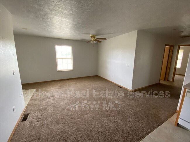 Building Photo - 1090 W Red Ln