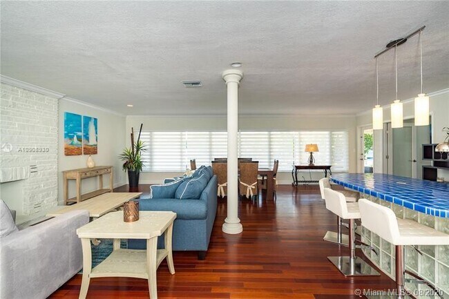 Building Photo - 1223 Seminole Dr