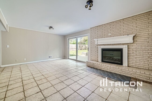 Building Photo - 4475 N Peachtree Rd