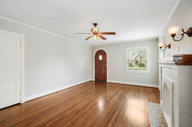 Building Photo - 5924 La Vista Dr