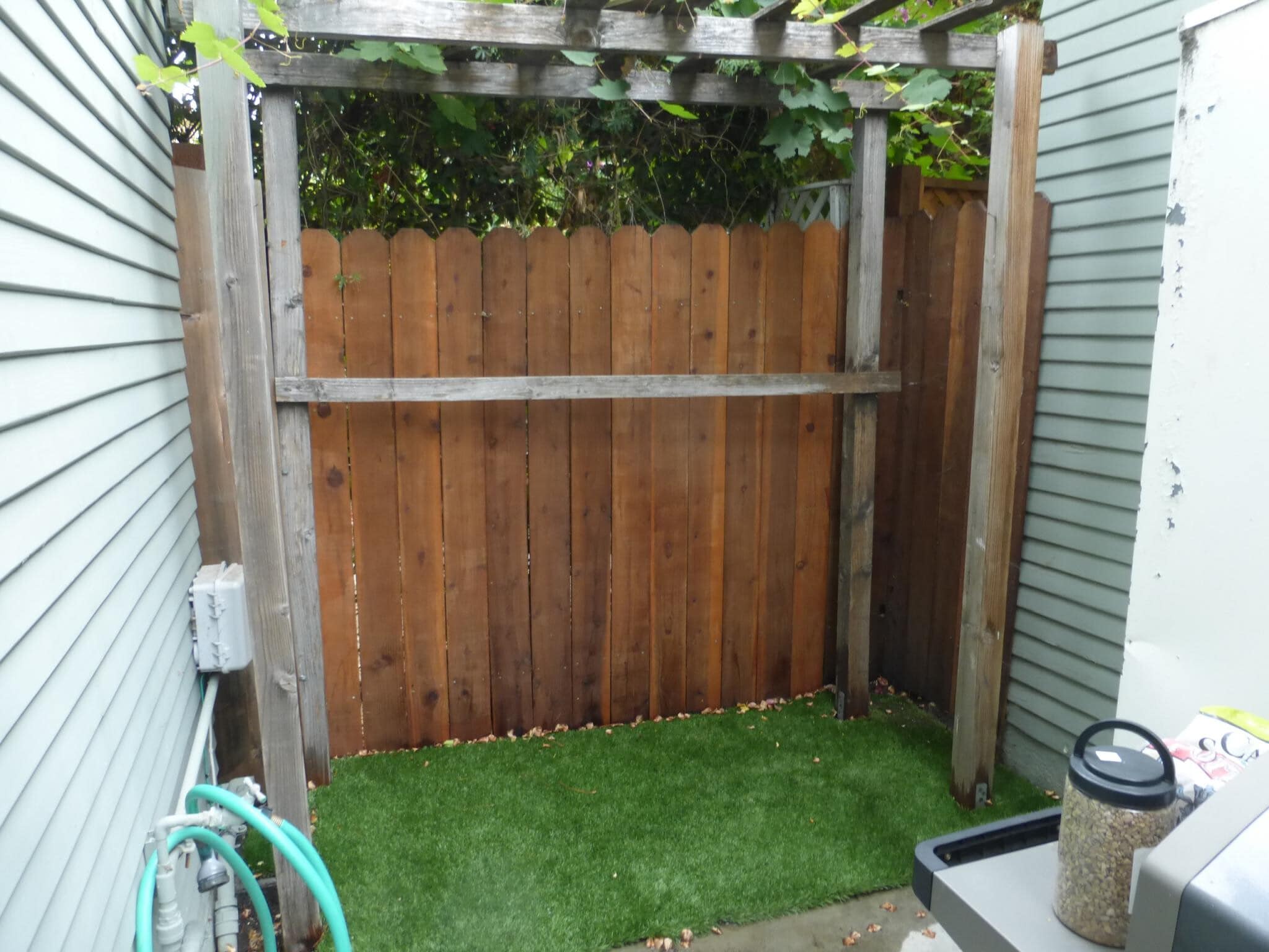 Side yard - 1533 Maltman Ave