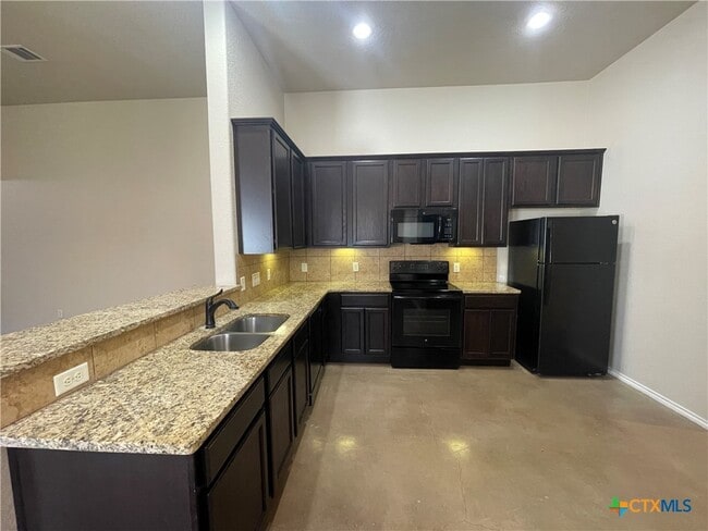 Building Photo - 758 Saengerhalle Rd