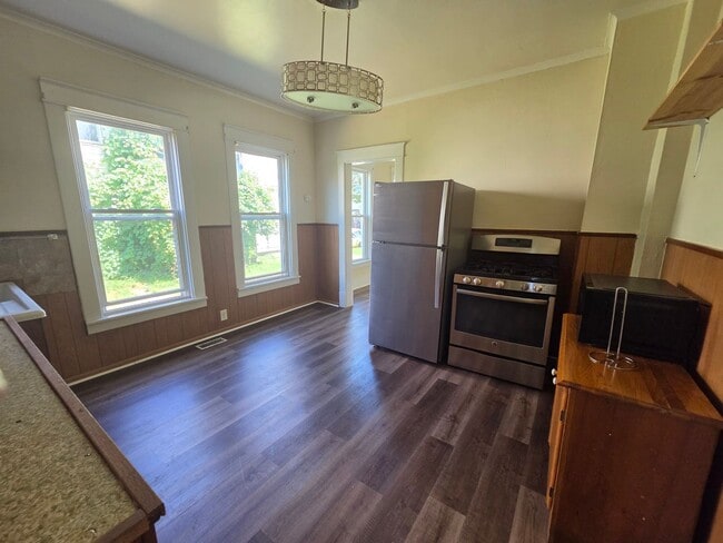 Building Photo - Lower 3 bedroom unit