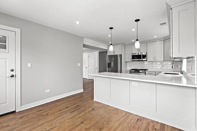 Building Photo - 2 bedroom in Chicago IL Chicago