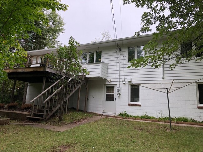 Building Photo - Lakeside 5 Bedroom 3 Bath Home!