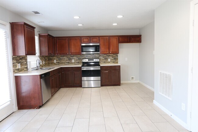 Building Photo - 13518 Sherman Oaks Dr
