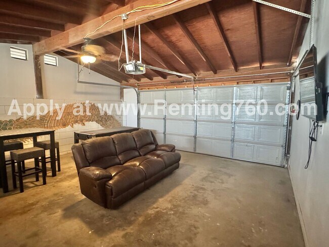 Building Photo - Stylish 3-Bedroom Home with Fenced Yard, S...