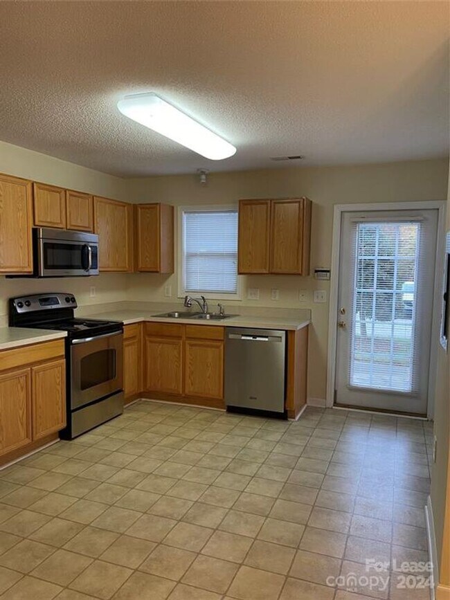 Building Photo - Charming 2 Bedroom Townhouse with Included Lawncare