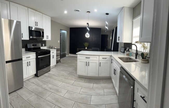 Building Photo - Beautifully Renovated, Modern 3 bedroom 2....