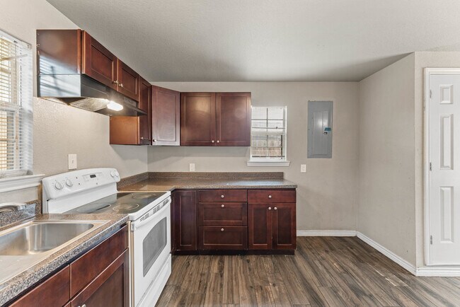 Building Photo - 315 Pool Dr