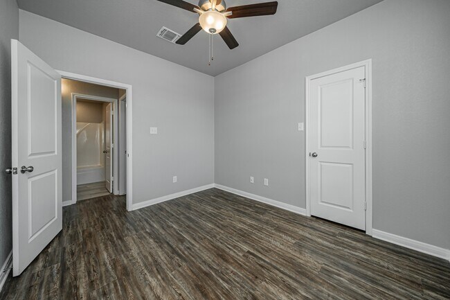 Building Photo - 602 Hollyhock Dr