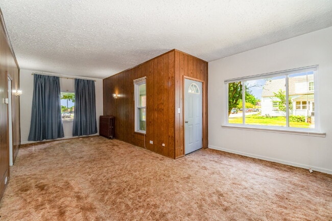 Building Photo - Spacious 3 bedroom home close to Downtown ...