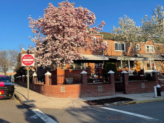 Exterior view - 5044 61st St