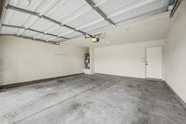 Building Photo - 33856 N Cherry Creek Rd
