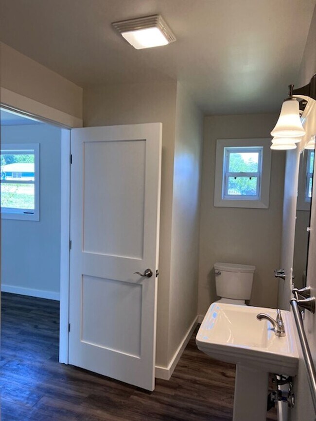 Building Photo - Beautifully remodeled and completed 1 bedr...