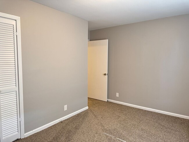 Building Photo - Great Location! 2 bed 1 bath off 101st!